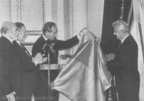 Image - Mykola Plaviuk (President of the UNR government-in-exile) hands over powers to President Leonid Kravchuk of Ukraine.